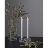 2 darab fehér színű, meleg fehér fényű led gyertya üveg gyertyatartóban.